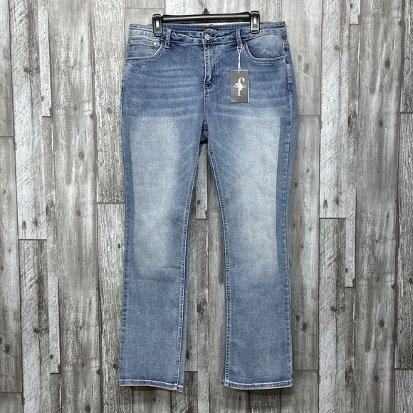 ⭐️Flamingals Light Wash Straight Jeans NWT [AA229] - Picture 3 of 9